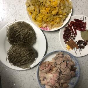 酸菜猪肉炖粉条的做法 步骤2