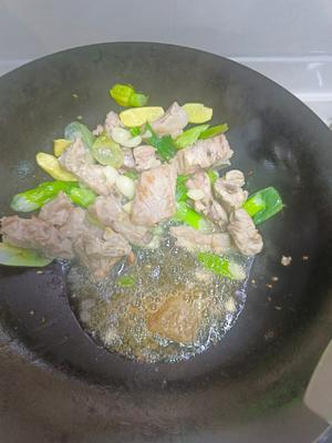 土豆豆角茄子排骨盖被的做法 步骤3