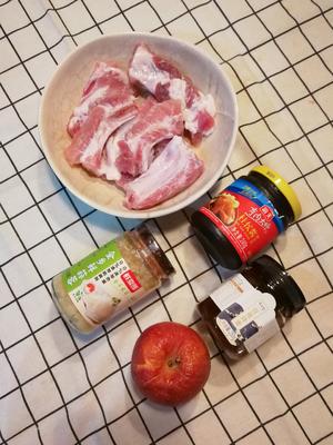 夏天食肉类会感油腻，一款超级好吃?的“果?香蜜?制?肋排”，?果酸胶中和会去油腻又增香，懒人?‍♂️版料理做法非常简单的做法 步骤1