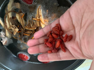 菌菇红枣枸杞排骨汤的做法 步骤8