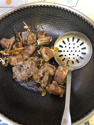 东北乱炖 排骨豆角焖花卷的做法 步骤8