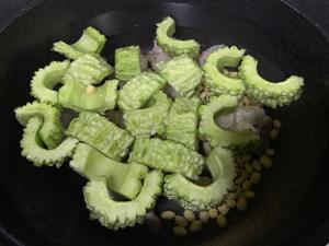 苦瓜排骨汤不苦的做法的做法 步骤4