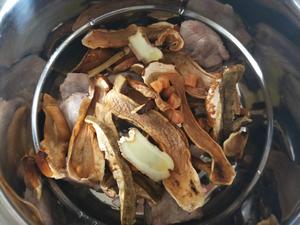 ㊙️冬季靓汤‼️野生白牛肝菌排骨汤‼️增强免疫力的做法 步骤2