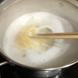 意面秒变日式拉面！轻松做札幌味增拉面（无需熬汤,现做现吃）的做法 步骤6