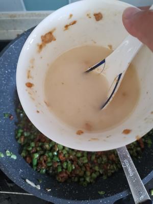 超简单的下饭菜?肉末豆角，好吃到流泪的做法 步骤5