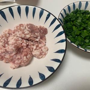 万能饺子馅❗️今天做韭菜肉馅饺子，巨好吃！的做法 步骤1