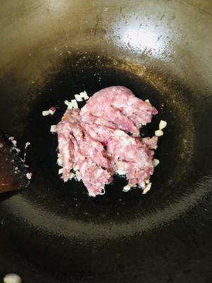 儿子能吃满满一碗饭的肉末豆角的做法 步骤3