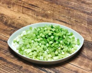 米饭杀手｜芹菜粒炒牛肉末的做法 步骤5