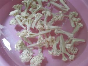 在家做简单的下饭菜，五花肉先煮一煮，炒出来不油不腻的做法 步骤2