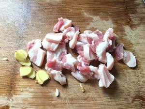 五花肉烧油豆腐的做法 步骤2