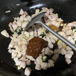 五花肉茄子炖土豆的做法 步骤8