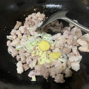 五花肉茄子炖土豆的做法 步骤7