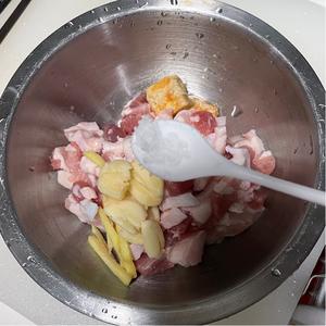 香喷喷的五花肉炒四季豆的做法 步骤3