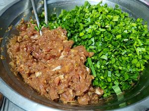 黄花鱼五花肉韭菜水饺的做法 步骤3