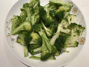 西兰花炒肉的做法 步骤1