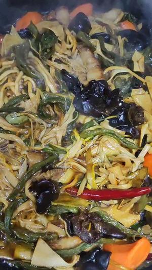 东北五花肉炖干菜的做法 步骤12