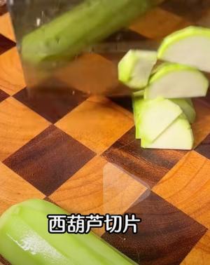 韩式豆腐汤 辣白菜豆腐汤套餐 五花肉炖辣白菜的做法 步骤2