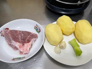 东北菜：五花肉炖油豆角的做法 步骤1