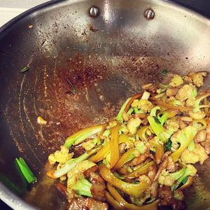 五花肉炒菜花、焦香菜花的做法 步骤9