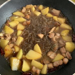 ?一人食|土豆五花肉炖粉条的做法 步骤12