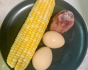 营养爆表的玉米鸡蛋瘦肉汤的做法 步骤1