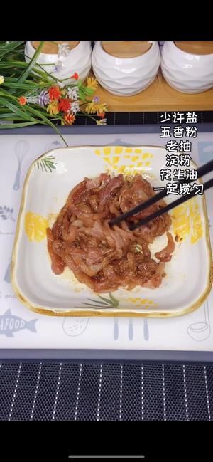 好吃到停不下来的青椒炒肉丝的做法 步骤2