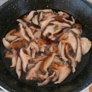 超级鲜美香菇汤配上里脊肉?的做法 步骤9