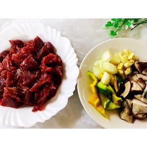 鲜冬菇炒牛里脊肉【适合挑食的宝宝】的做法 步骤3