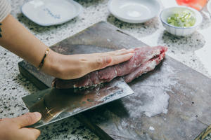 菠菜蘑菇里脊肉卷的做法 步骤6