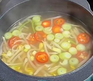 午餐，家宴春饼 立春养生茶土豆丝，炒合菜，京酱肉丝 豆芽汤干豆腐卷蔬菜，滑炒里脊的做法 步骤10