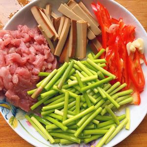 蒜苔炒肉（里脊肉）的做法 步骤1