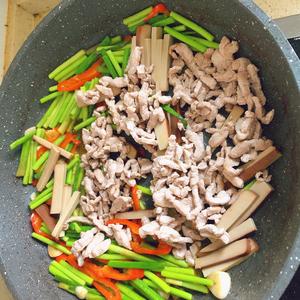 蒜苔炒肉（里脊肉）的做法 步骤5