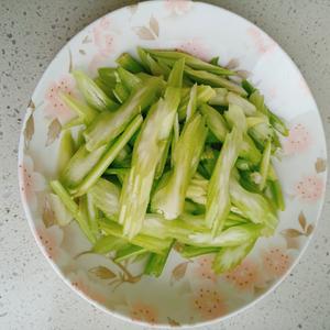 芹菜炒牛肉丝的做法 步骤4