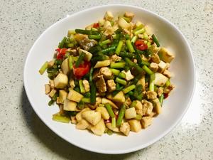 下饭菜～蒜苗杏鲍菇炒里脊肉粒的做法 步骤7