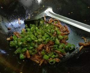 青椒炒里脊肉的做法 步骤6