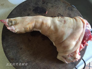 回味无穷的沙姜白切猪手的做法 步骤1