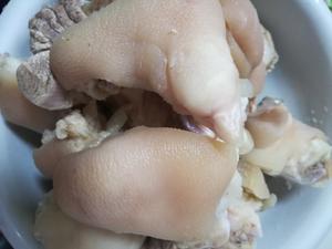 香浓养颜猪蹄汤的做法 步骤3