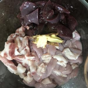 窝蛋猪肝粉肠瘦肉粥?的做法 步骤1