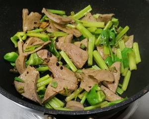 猪肝炒芹菜青椒之清淡饮食工程的做法 步骤9