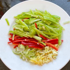 经典家常菜！肉皮炒尖椒的做法 步骤2