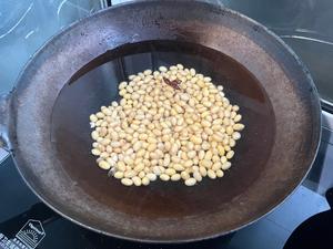 猪皮炒黄豆的做法 步骤5
