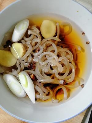 肉皮冻的做法 步骤9