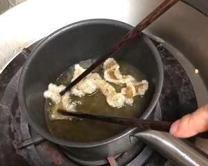 油炸肉皮的做法 步骤5