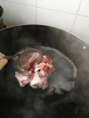 润肺汤水：青红萝卜玉米煲猪骨汤的做法 步骤2