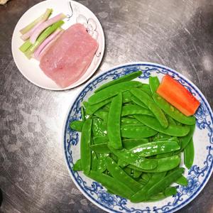 爱吃瘦肉别错过【荷兰豆炒肉】的做法 步骤2