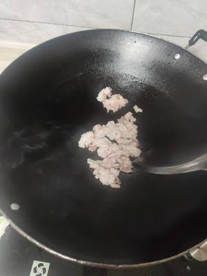 瘦肉炒菌子，消耗肥肉的好办法的做法 步骤3