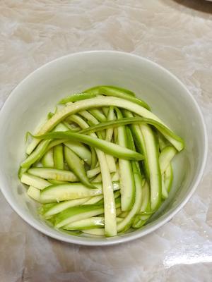 下饭瘦肉西葫芦?（十分钟快手菜简单美味）??的做法 步骤3