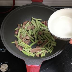 瘦肉炒豆角的做法 步骤3