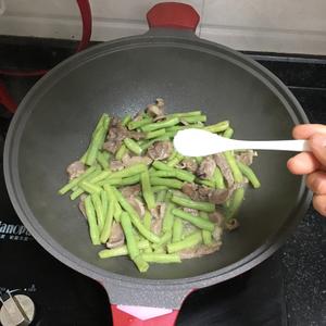 瘦肉炒豆角的做法 步骤5