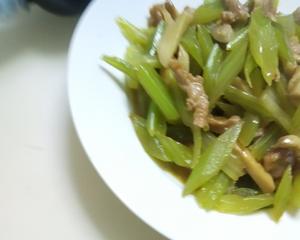 轻盐小炒——芹菜瘦肉炒杏鲍菇的做法 步骤8